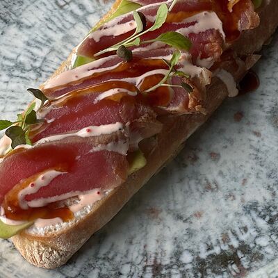 Брускетта с тунцом и огурцом в Устрицы & танцы по цене 700 ₽