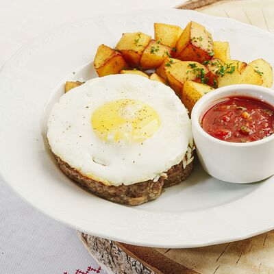 Бифштекс с яйцом в Трактиръ Кадриль по цене 825 ₽