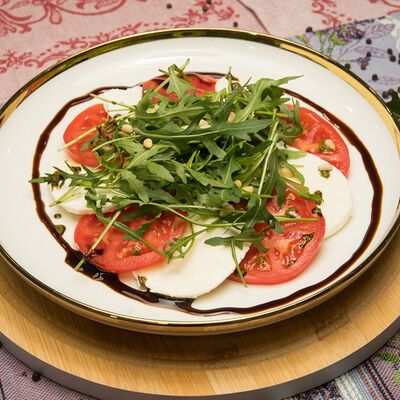 Салат Капрезе в Гурман студия по цене 450 ₽