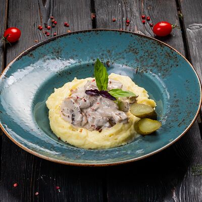 Бифстроганов из телячьей вырезки в La Strada по цене 1306 ₽