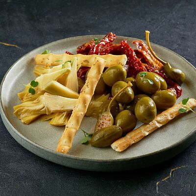 Артишоки, оливки, вяленые томаты и каперсы в Come Mode Cafe по цене 1390 ₽