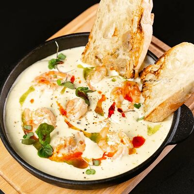 Креветки в соусе субиз с копченым маслом чили в Luna lounge по цене 999 ₽