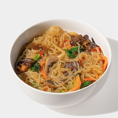 Лапша из батата с курицей и овощами Чапче в Kimbox - Корейская кухня по цене 890 ₽