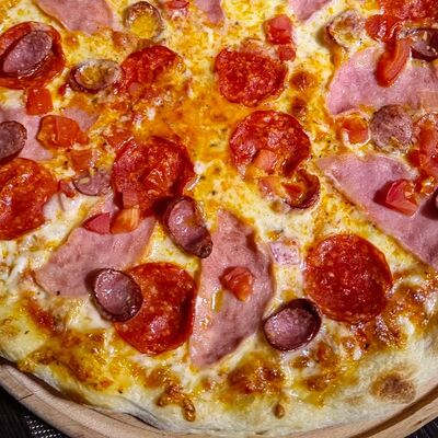 Пицца колбасная в Суши Марго по цене 780 ₽