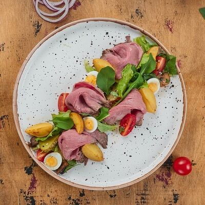 Салат с ростбифом, молодым картофелем в Papa Carlo по цене 560 ₽