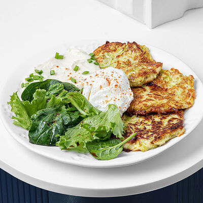 Завтрак Бенедикт-изи с оладьями из цукини и пармезанным соусом в Изикофе по цене 650 ₽