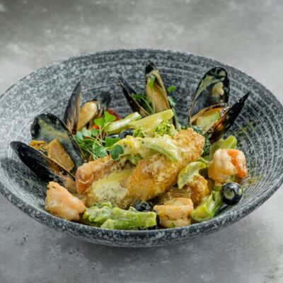 Морской окунь с тигровыми креветками и мидиями Бушо под сливочным Песто в Крем кафе по цене 1070 ₽