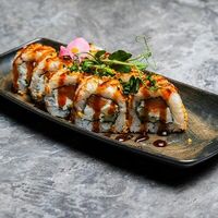 Роллы с копченым лососем и хрустящим луком 8 шт в Yoki