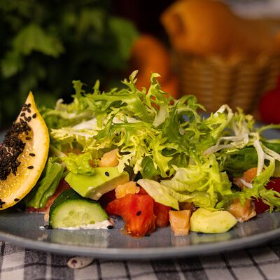 Салат с авокадо и лососем в Мзиани по цене 870 ₽