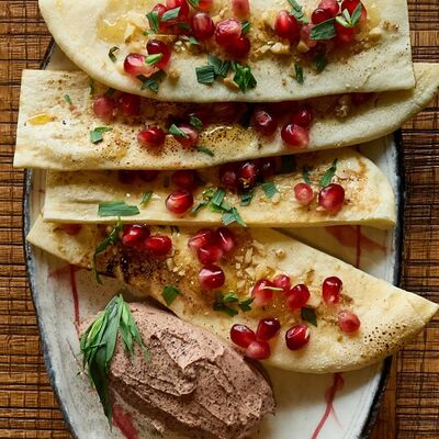 Паштет утиный, лепешка с гранатомв Айна по цене 950 ₽