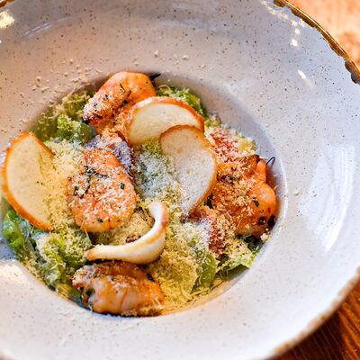 Цезарь с креветками гриль в Йохан-Пивохан по цене 865 ₽