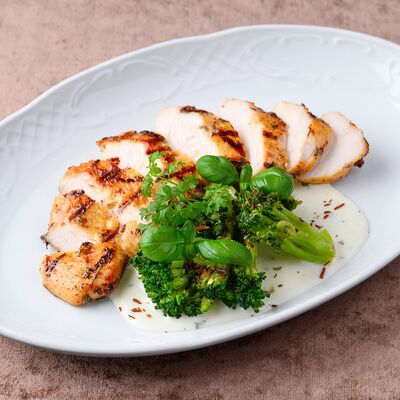 Куриная грудка с брокколи в маринаде с лавандойв Chento по цене 620 ₽