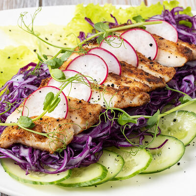 Салат из красной капусты с куриным филе в Кофейня на Остоженке по цене 900 ₽