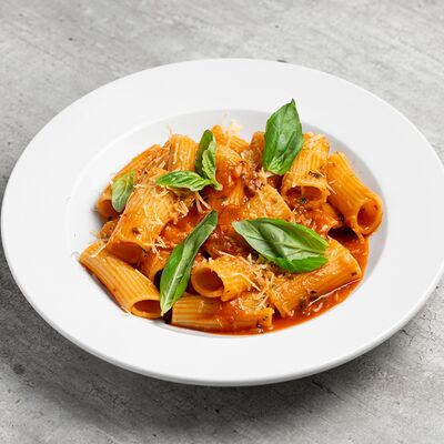 Ригатони в томатном соусе с базиликом в Pasta Bar по цене 480 ₽