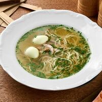 Куриный бульон с лапшой и перепелиными яйцамив Сэт