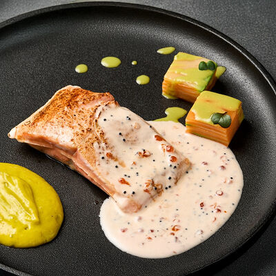 Нерка с икорным соусом и гратеном из моркови и цукини в Urartu по цене 940 ₽