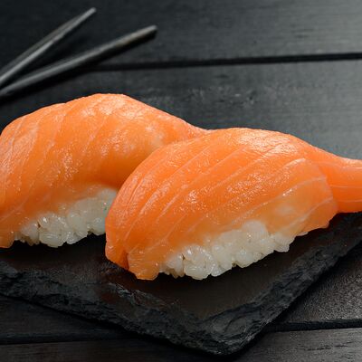 Суши с лососем классические в Васаби пеперони по цене 400 ₽