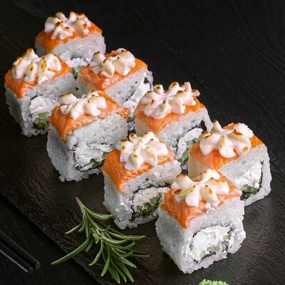 Ролл Филадельфия запеченная в SUSHIBOX по цене 499 ₽