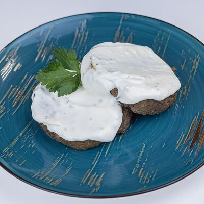 Печеночные оладьи в сливочном соусе в Тарелка по цене 239 ₽