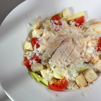 Цезарь с цыплёнкомв Гастробар DOM по цене 350 ₽