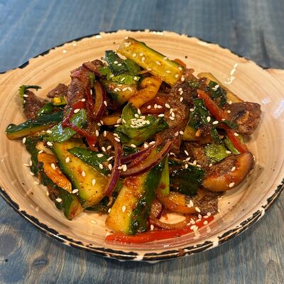 Салат с говядиной и огурцами в Три печи по цене 545 ₽