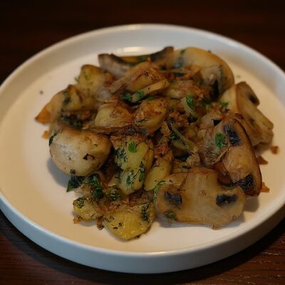 Жареный картофель с грибами и щучьей икрой в Harvey & Monica по цене 550 ₽