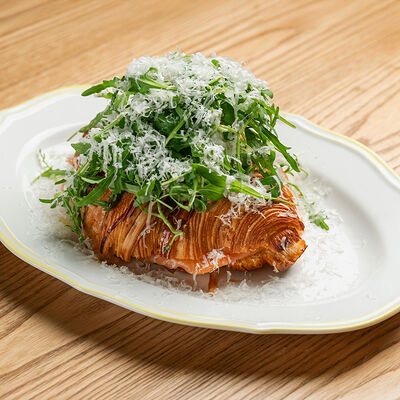 Круассан с гуакамоле и слабосоленым лососем в Olio по цене 990 ₽