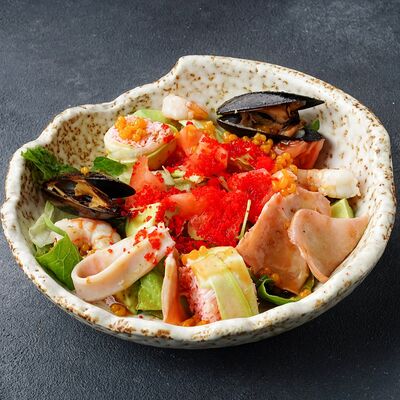 Салат с морепродуктами и авокадов Мясо и вино по цене 1320 ₽