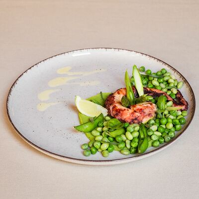 Осьминог на гриле с кремом из зеленого горошка и спаржи в Беллуччи по цене 1690