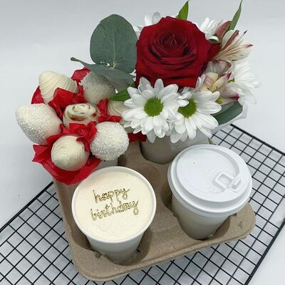 Комбо-набор на день рождения: бенто-торт в стакане, кофе, клубника в шоколаде и букет свежих цветов в Cosmo Сakery по цене 3490 ₽