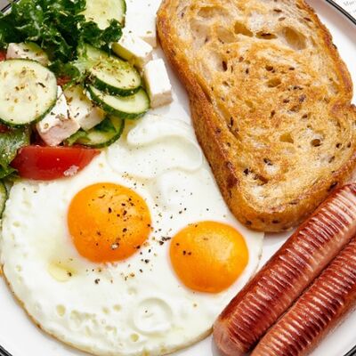 Яичница с сосисками и овощи с фетой в Benedict breakfast & lounge по цене 550 ₽