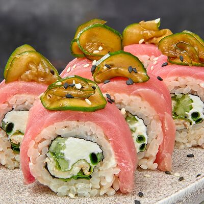 Внутри угорь и сыр, сверху свежий тунец и огурец кимчи в 96 азиаток по цене 950 ₽