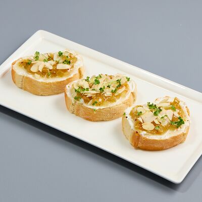 Брускетта с муссом из горгонзолы и грушевым конфитюром в Stella Lounge по цене 23 р.