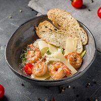 Цезарь с тигровыми креветками в Mon Kitchen