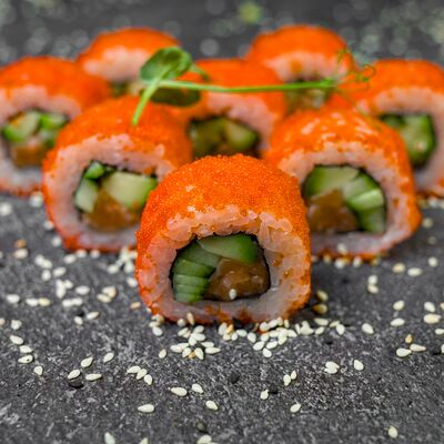 Калифорния с лососем в Restobar Первый & Ресторан доставки Личный повар по цене 549 ₽