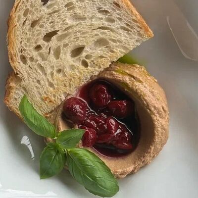 Паштет из печени с вишневым конфив Salva dor bistro по цене 450 ₽