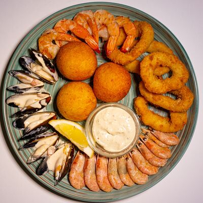 Ассорти из морепродуктов в Кнедлик по цене 2150 ₽