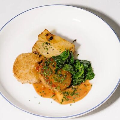 Куриная котлета, картофельный гратен, перечный демиглас в Эклерная по цене 670 ₽