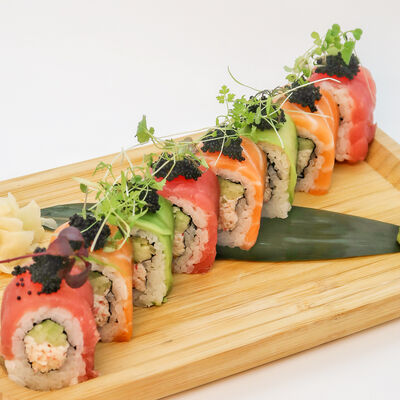 Радужный ролл с фарерским лососем и тунцом в Robata по цене 460 ₽