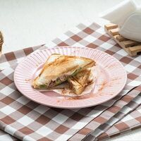 Сэндвич с тунцом, томатами и листьями салата в Пельмеша