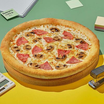 Пицца Ветчина и грибы 30 см в Dostaевский по цене 573 ₽