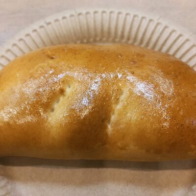 Закрытая пицца с ветчиной в Кондитерская-пекарня Смайлик по цене 105 ₽