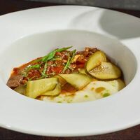 Томатный бефстроганов с картофельным пюре в Гастробар DOM