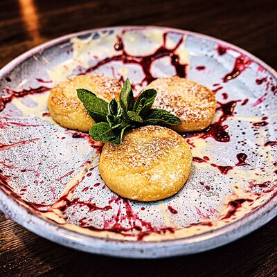 Сырники со сметанно-вишневым соусом в Рога Лося по цене 180 ₽