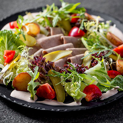 Салат с языком под соусом Тоннато в Goodman по цене 550