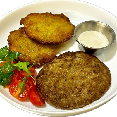 Бифштекс с картофельными драниками в Gellert Bar по цене 612 ₽