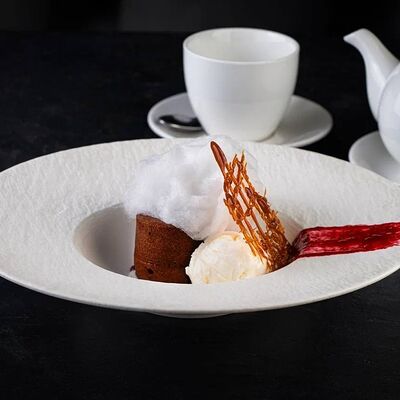 Шоколадный фондан с ванильным мороженым и малиновым кули в Catch по цене 20 р.