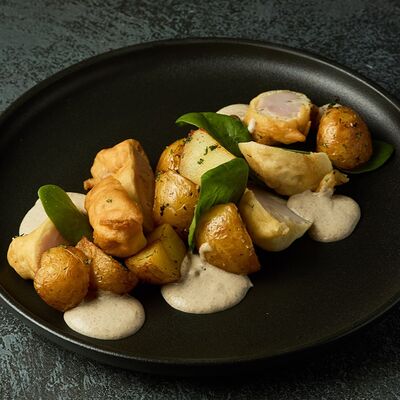 Куриное бедро в панировке с картофелем Стоун в Игристые по цене 450 ₽