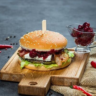 Бургер Клюква в Бургер удачи по цене 540 ₽