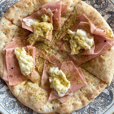 Фокаччини с мортаделлой, бураттой и фисташками в L'angolo Italiano по цене 21 р.